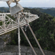 Esta foto de dron del Observatorio de Arecibo fue tomada después del 6 de noviembre, cuando un cable principal se rompió y cayó sobre el plato receptor de abajo. Observa el cable con alambres deshilachados.
